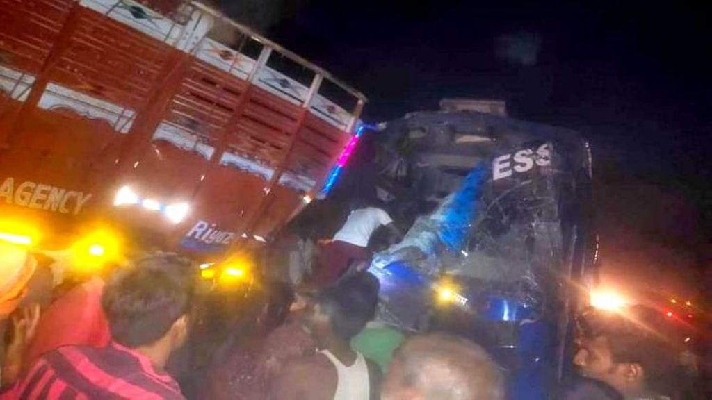मजदूरों को नोएडा से बिहार से जा रही बस कुशीनगर में टकराई, 24 घायल 7 की हालत नाजुक
