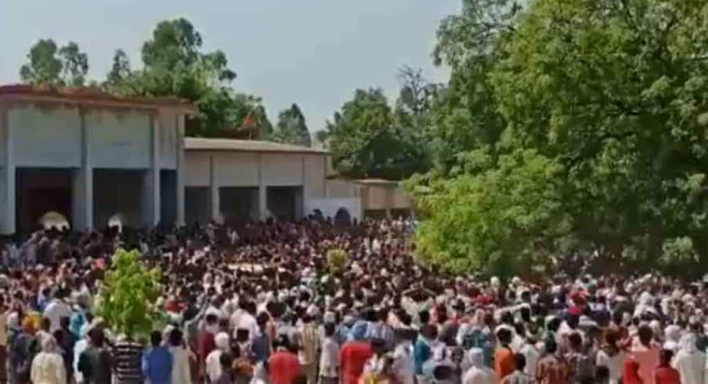 संत शोभन सरकार के अंतिम संस्कार में पहुंची हजारों की भीड़, 4100 अज्ञात के खिलाफ FIR