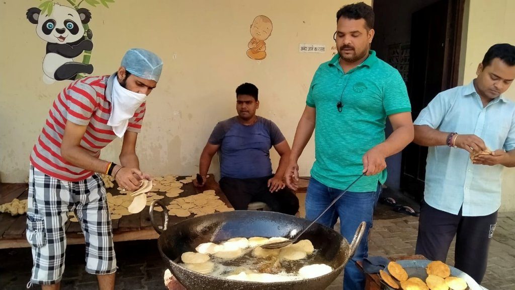 पार्षद संजय यादव लॉकडाउन में चला रहे हैं जनता रसोई मुहिम, खिला रहे गरीबों को खाना