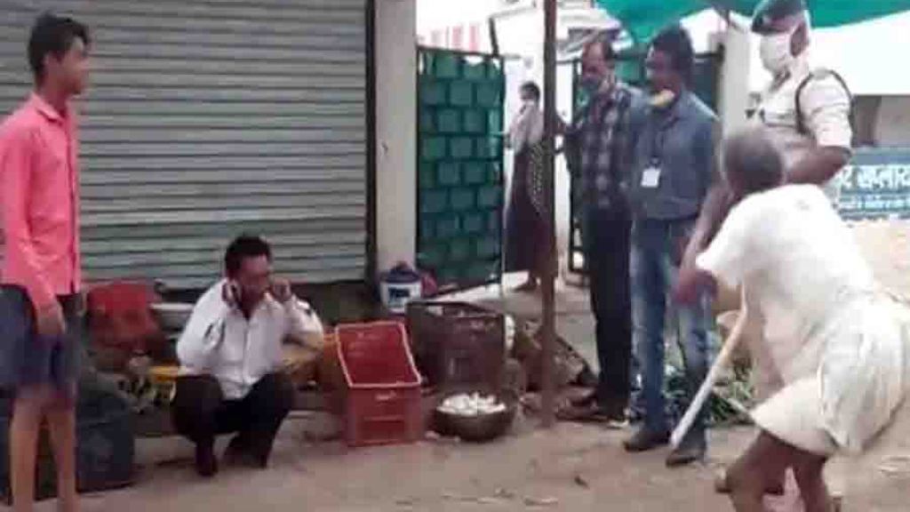 सब्जी की दुकान देर शाम तक लगाने पर 71 साल के बुजुर्ग से लगवाई उठक-बैठक