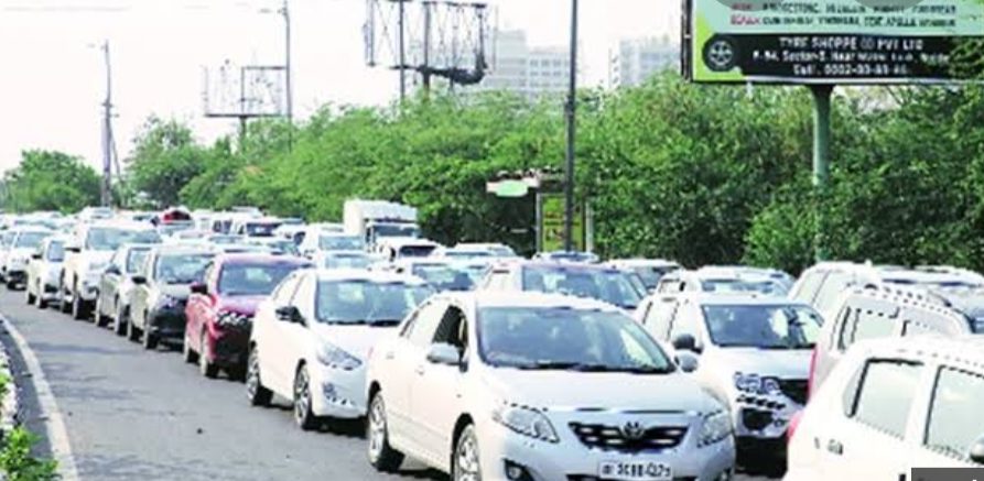 देश में लॉकडाउन हुआ अनलॉक तो नोएडा-दिल्ली बार्डर सील, वाहनों की लंबी कतारें