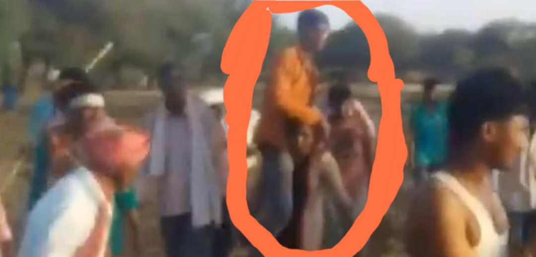 शर्मनाक सजा: जनता जूते मारती-विडियो बनाती रही, पत्नि पति को कंधे पर बिठाकर दौड़ती रही