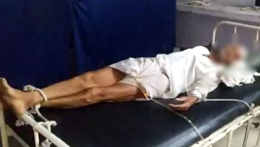 अस्पताल का बिल जमा नहीं कर पाया परिवार तो बुजुर्ग मरीज को बेड से बांधा