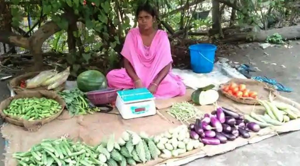 तीरंदाजी में मेडल जीत देश का नाम किया रौशन, अब बेच रही सड़क के किनारे सब्जी