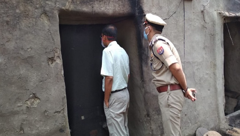 जौनपुर में दलित परिवारों का जलाया घर, 58 नामजद और 100 अज्ञात लोगों पर मुकदमा