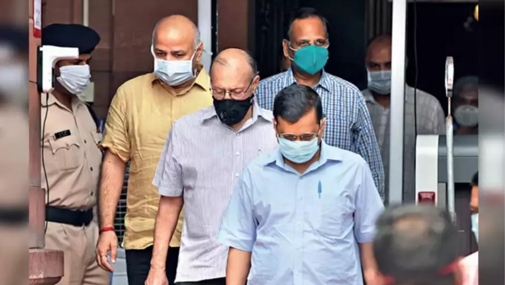 कोरोना से लड़ने के बजाए नेताओं पर एक-दूसरे को नीचा दिखाने की सियासत हावी