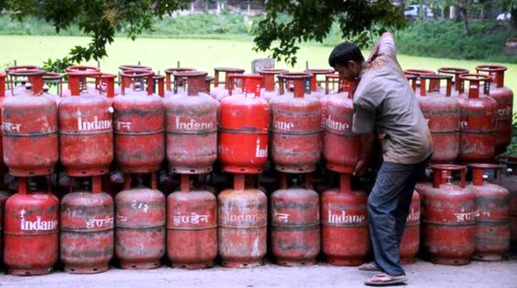 पेट्रोल-डीजल, राशन कार्ड और गैस सिलेंडर समेत आठ नियमों को सरकार ने बदला