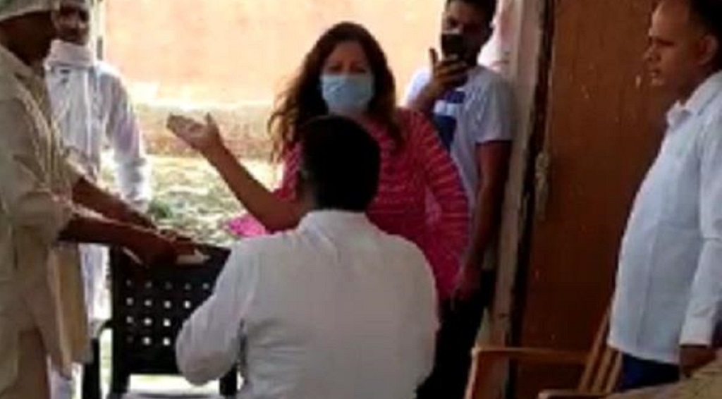 टिकटॉक स्टार और BJP नेत्री सोनाली फोगाट ने व्यक्ति को मारा थप्पड, वीडियो हुआ वायरल