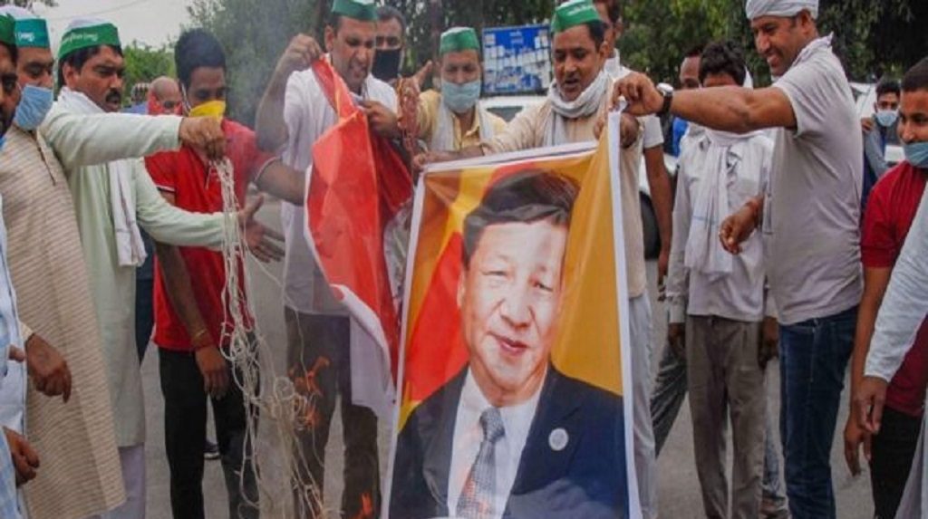 ग्रेटर नोएडा ओप्पो फैक्ट्री के बाहर विरोध प्रदर्शन, 32 के खिलाफ FIR दर्ज