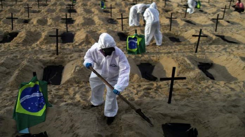 ब्राजील के कब्रिस्तान में जगह पड़े कम, पुरानी कब्रें खोद दफनाए जा रहे शव