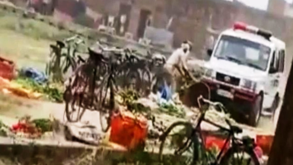 दारोगा ने दबंगई दिखाते हुए रौंदी किसानों की सब्जी, हुए सस्पेंड