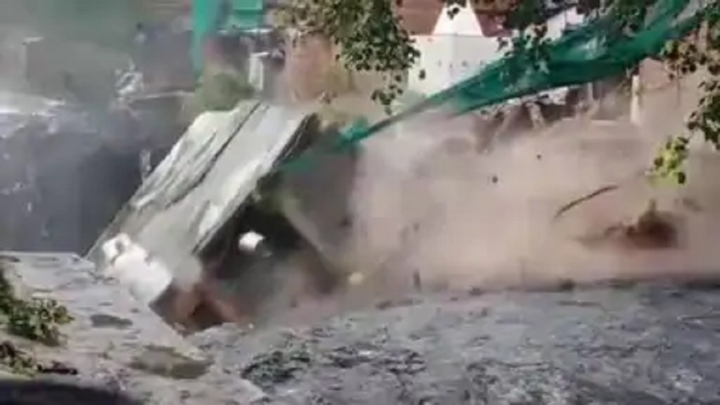 दिल्ली में बारिश ने मचाया कोहराम, एक व्यक्ति की मौत, कई झुग्गिया बारिश में बही