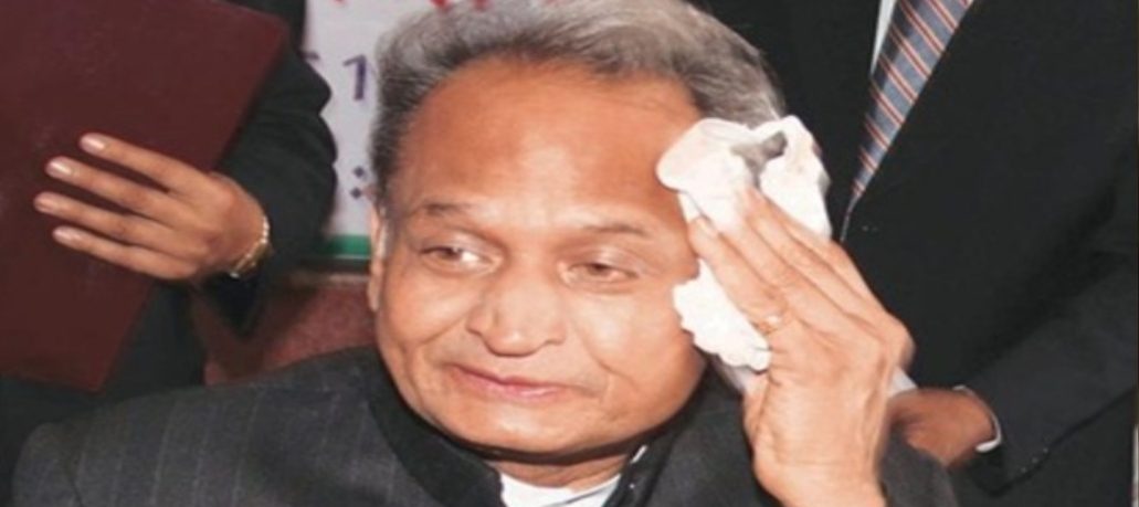 राजस्थान में सियासी संकट के बीच CM गहलोत की 'बैक बोन' पर आयकर के छापे