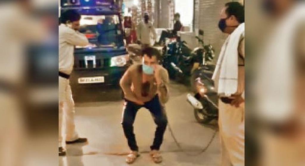 रात को सोती हुई लड़कियों के अंडर गारमेंट काटने वाले गार्ड को लोगों ने पकड़ा