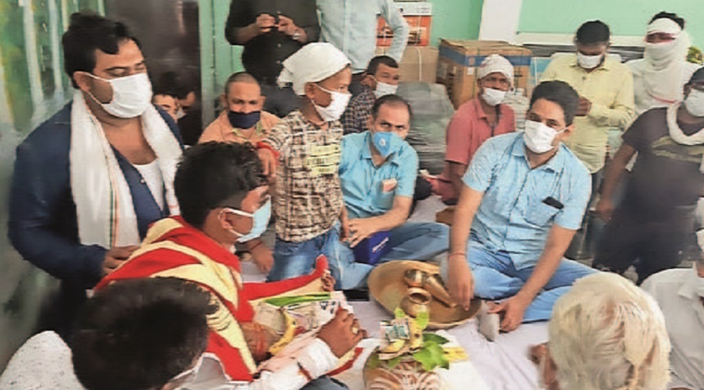 बहन की शादी के कार्ड बांटने गए भाई की मौत, दोस्तों ने किए बहन के हाथ पीले