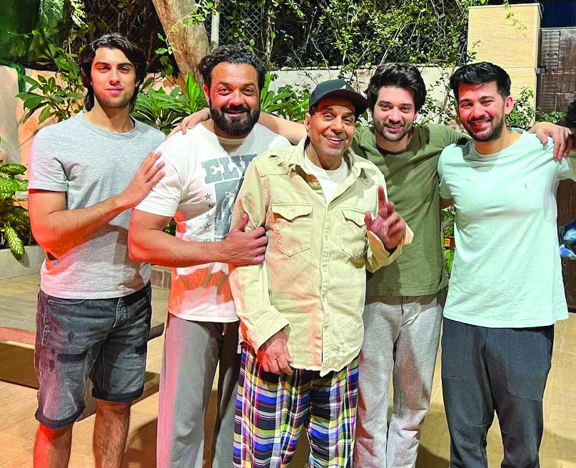 धर्मेद्र : 8 दिसम्बर 1935कृ24 नवम्बर 2025 पिता धर्मेद्र संग सनी देओल और बॉबी देओल पहली पत्नी प्रकाश कौर संग धर्मेद्र औैर बच्चे श्शोले्य के एक दृश्य में हेमा मालिनी संग धर्मेद्र बेटी ईशा और अहाना संग दामाद तथा बच्चे आखिरी फिल्म