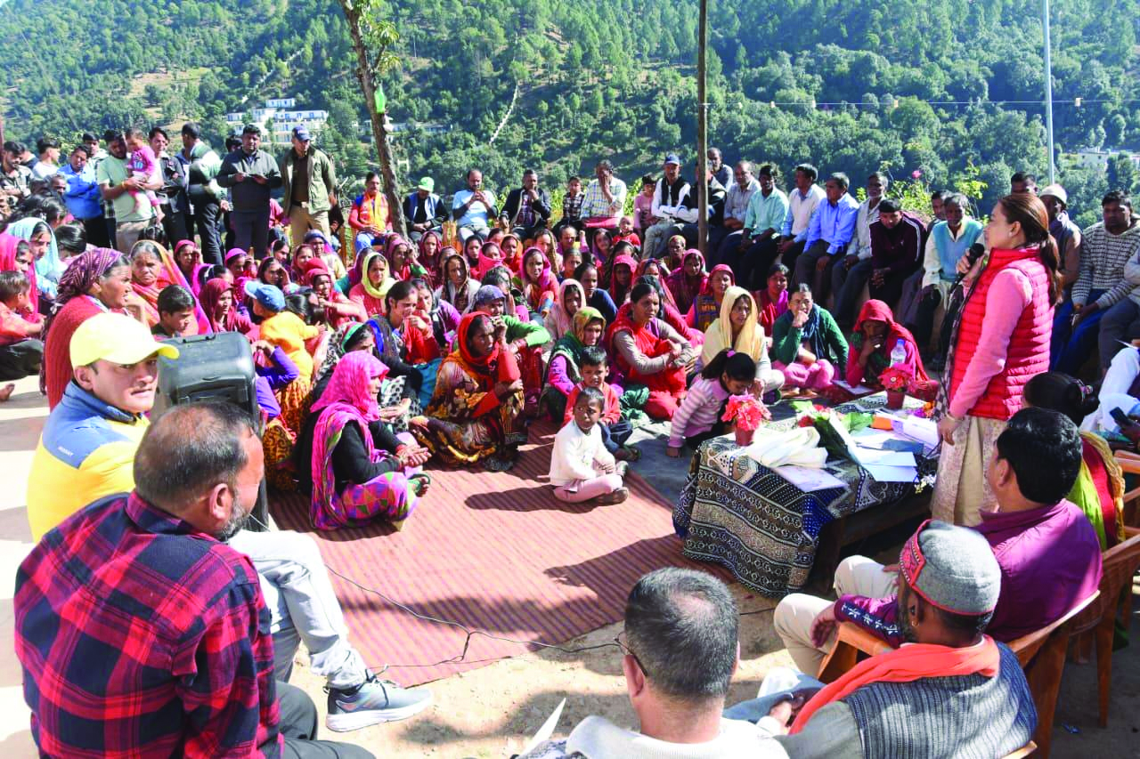 सोमेश्वर विधायक रेखा आर्या ग्राम धूमण में जनसुनवाई के दौरान विधायक से आस लगाए बैठे ग्रामीण जिला पंचायत अल्मोड़ा द्वारा बनाई गई पुलिया पर आज तक नहीं लग पाई सुरक्षा दीवार डीडा क्षेत्रवासियों की विधायक से मांग पत्र