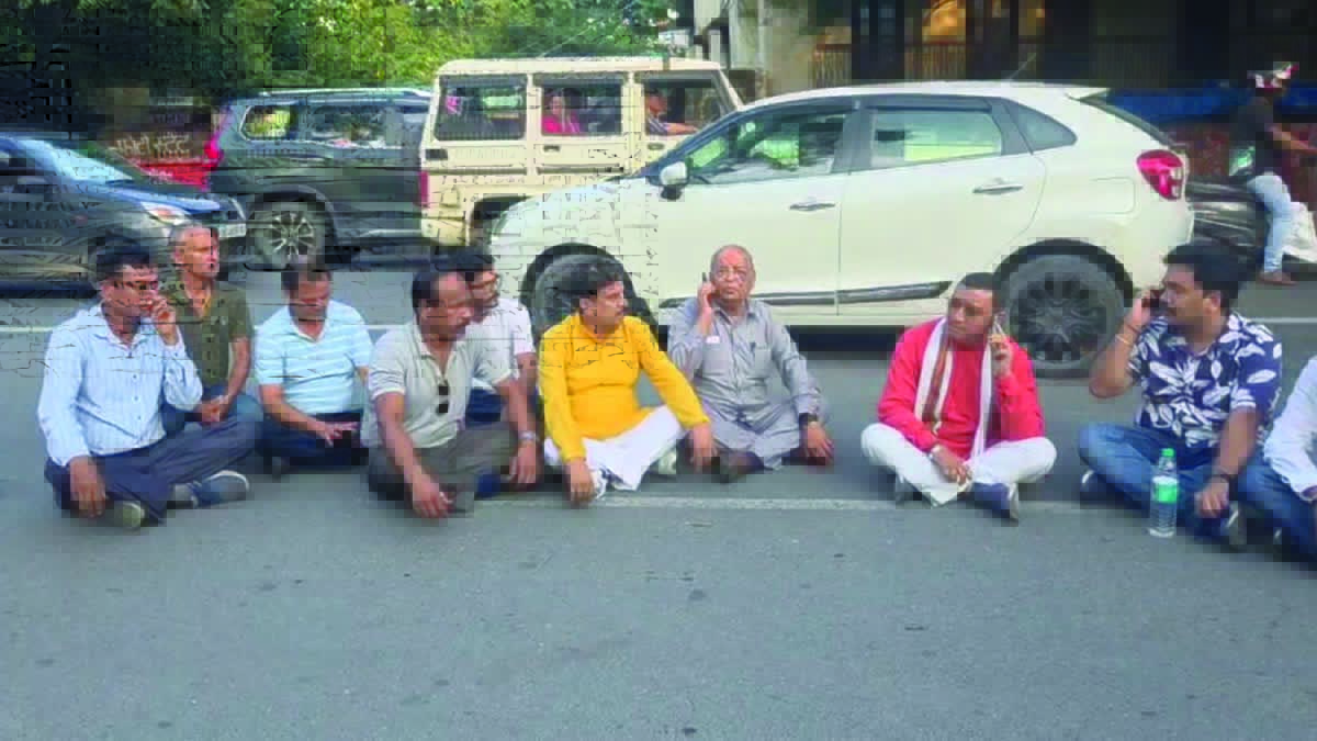 पूर्व में अपने समर्थकों संग थाने के बाहर धरने पर बैठे बंशीधर भगत पुलिस हिरासत में अमित बिष्ट अपने पुत्र संग (इनसेट में मृतक नितिन)