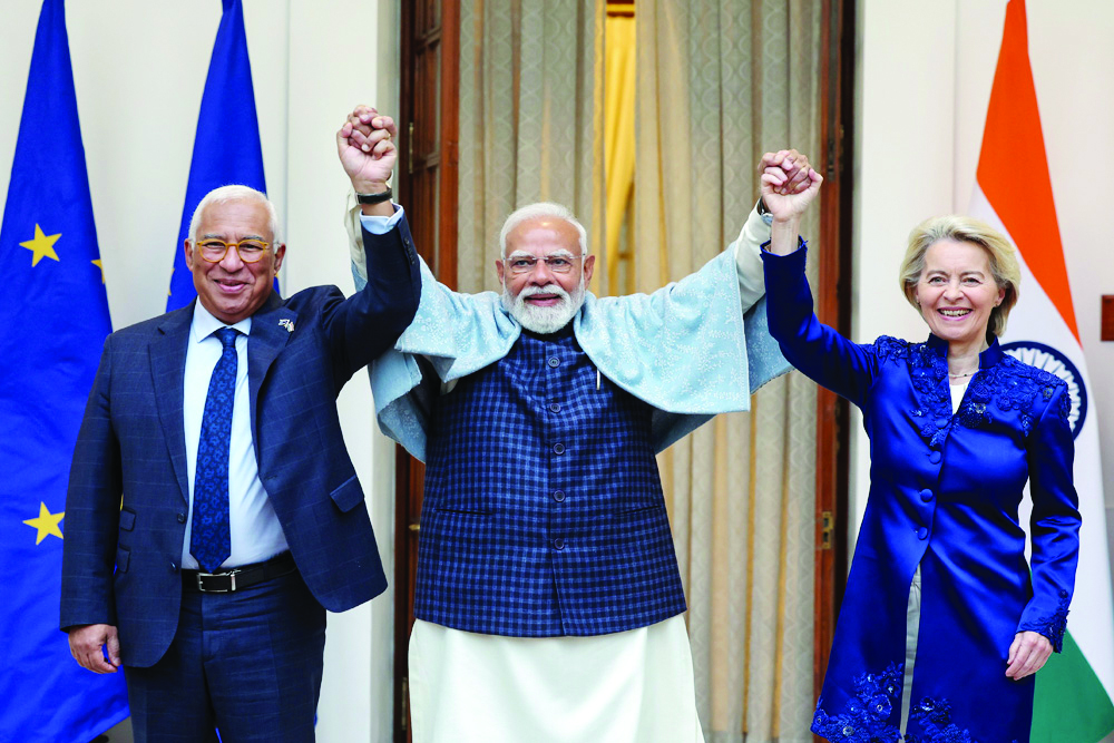 यूरोपीय परिषद के अध्यक्ष एंटोनियो लुइस सैंटोस दा कोस्टा और यूरोपीय आयोग की अध्यक्ष उर्सुला वॉन डेर लेयेन संग प्रधानमंत्री नरेंद्र मोदी (बीच में)