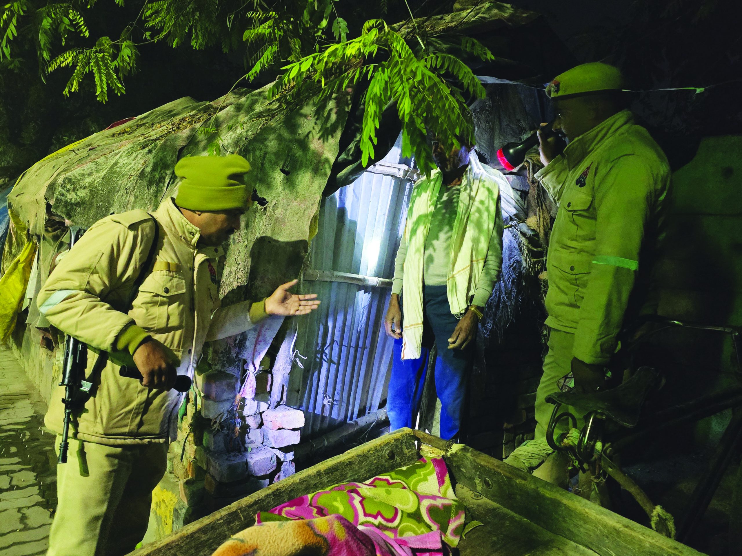 बांग्लादेशी होने के शक पर मऊ में चला ‘ऑपरेशन टॉर्च’