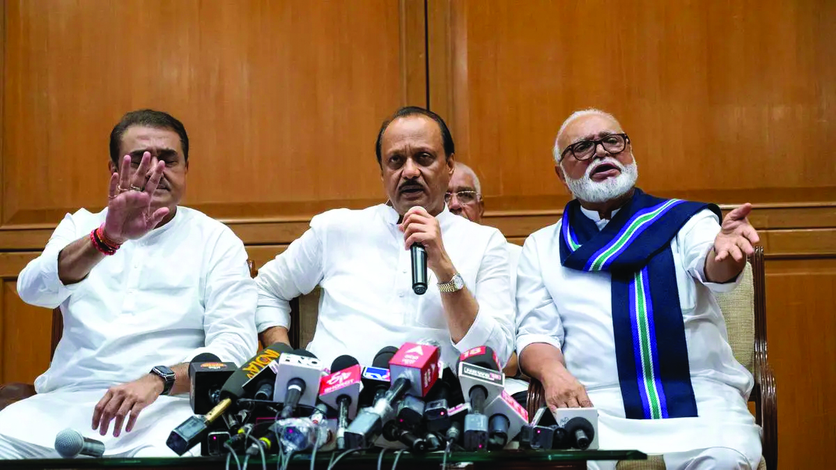 चाचा-भतीजा में कुर्सी की लड़ाई कुर्सी के लिए एक साथ सुप्रिया और अजित : जब रिश्तों में आई दरार