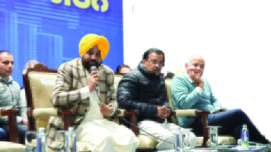 पंजाब के मुख्यमंत्री भगवत मान, अरविंद केजरीवाल और मनीष सिसोदिया