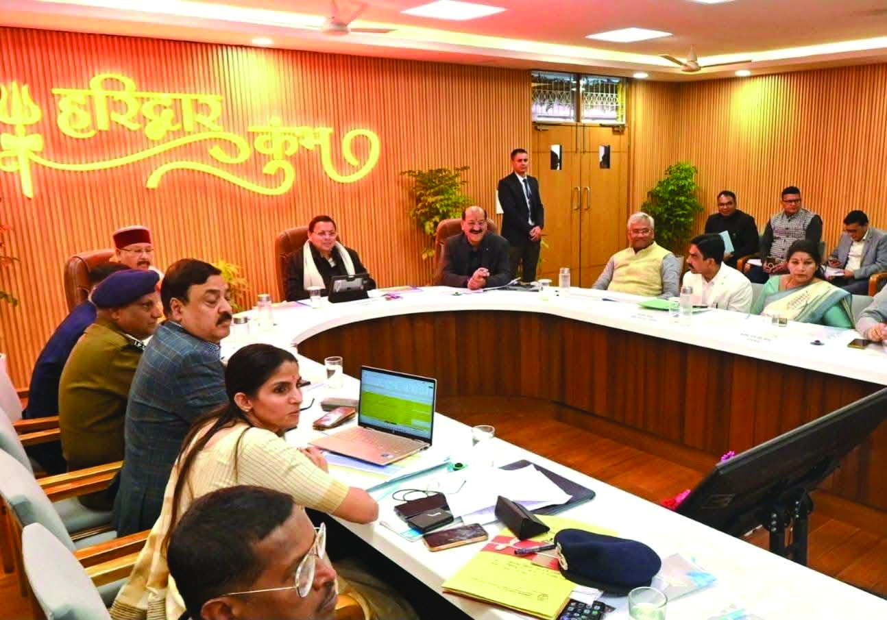 मेला की तैयारियों को लेकर पर्यटन मंत्री सतपाल महाराज, हरिद्वार सांसद त्रिवेंद्र सिंह रावत, सुबोध उनियाल और अधिकारियों संग बैठक करते मुख्यमंत्री धामी