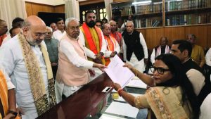 राज्यसभा के लिए नामांकन करते नीतीश कुमार