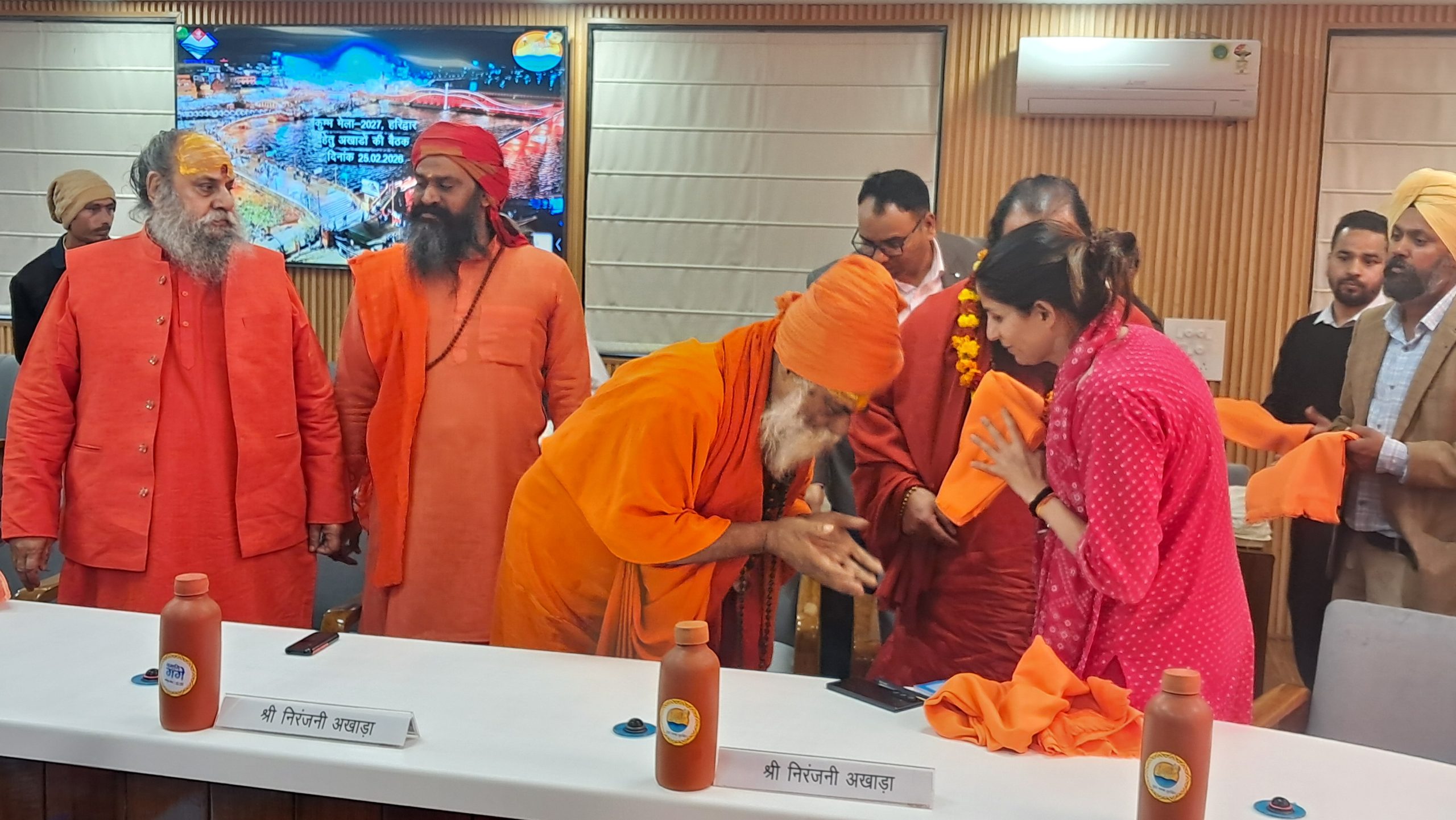 कुम्भ आयोजन को लेकर अखाड़ों संग बैठक करतीं मेलाधिकारी सोनिका बैठक में मौजूद अखाड़ों के संत